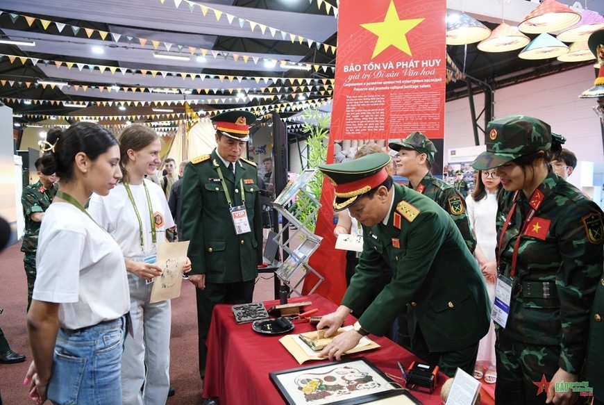 Vietnamese teams at Army Games 2022 receive encouragement. (Source: QDDN)