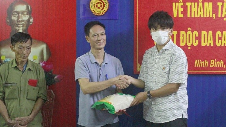 Japanese association presents gifts to AO victims in Ninh Binh