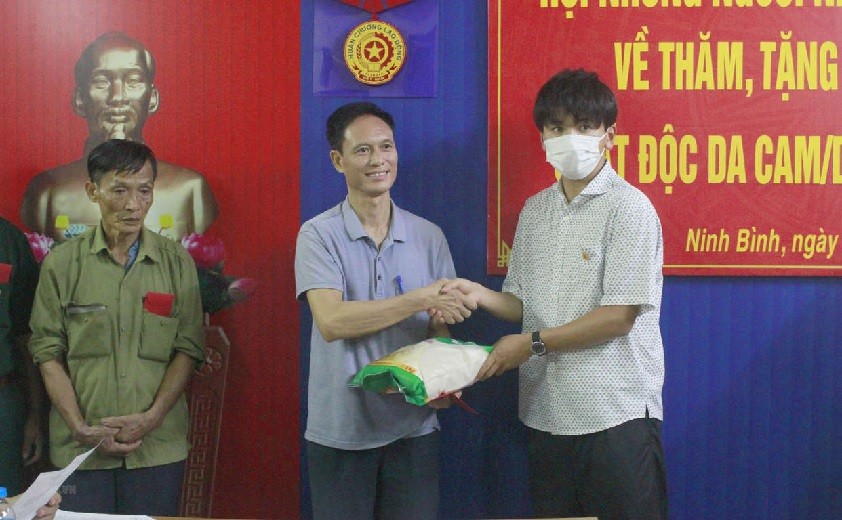 Japanese association presents gifts to AO victims in Ninh Binh