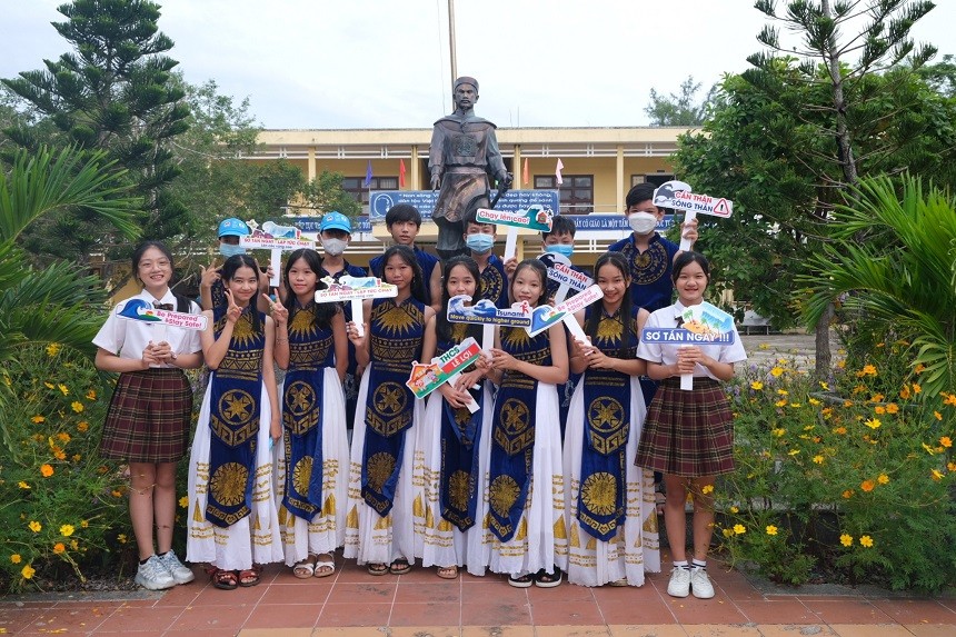 The Program was a success. The students took a commemorative photo. (Source: Organizer)