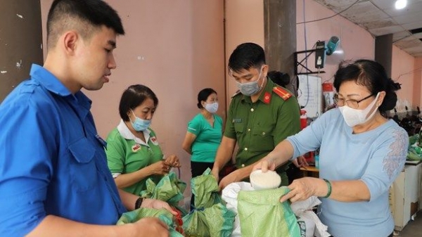 HCM City: Residents swap trash for rice in fight against plastics