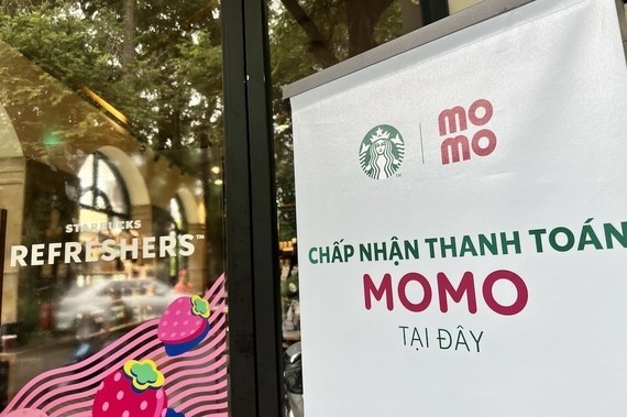 MoMo becomes first e-wallet integrated for payment at Starbucks Vietnam. (Source: SGGP)