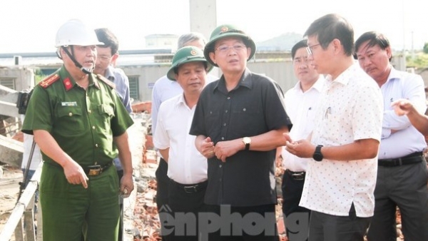 The wall collapse in Binh Dinh: Secretary of the Provincial Party Committee directed to clarify the cause and visit the victim's family