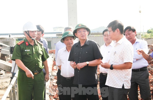 The wall collapse in Binh Dinh: Secretary of the Provincial Party Committee directed to clarify the cause and visit the victim's family