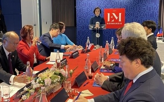 Vietnam-France agree to beef up cooperation in training civil servants