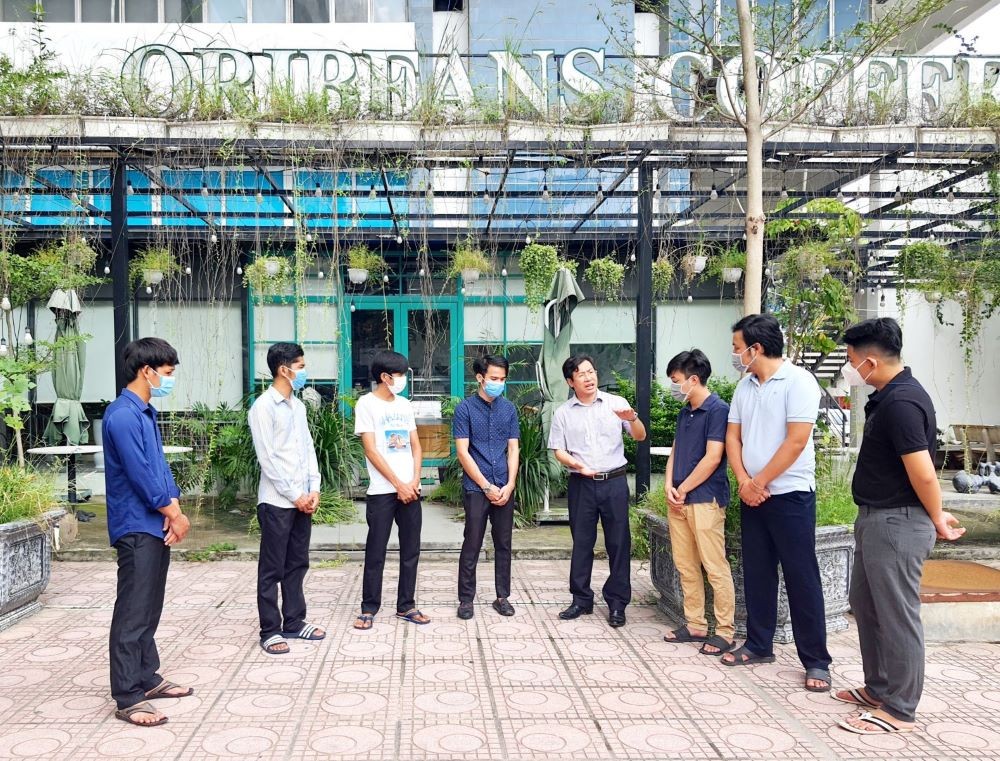 Ảnh 2: Thầy giáo, Ts. Phạm Đình Khuê và các sinh viên Lào và Campuchia tại sân trường. (Ảnh: Anh Tuấn)