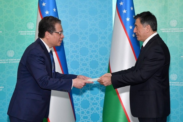 Uzbek acting Foreign Minister receives the newly appointed Ambassador of Vietnam