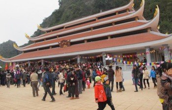 Thousands of people join Tien Pagoda Festival in Hoa Binh