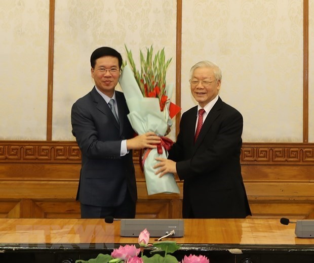 (02.07) Party General Secretary and State President Nguyen Phu Trong presents flowers congratulating Politburo member Vo Van Thuong on being assigned as Permanent member of the Party Central Committee's Secretariat (Photo: VNA)