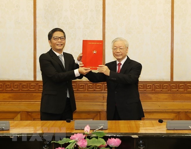 (02.07) General Secretary and State President Nguyen Phu Trong congratulated Politburo member Tran Tuan Anh, assigning him to be the Chairman of the Party Central Committee's Economic Commission (Photo: VNA)