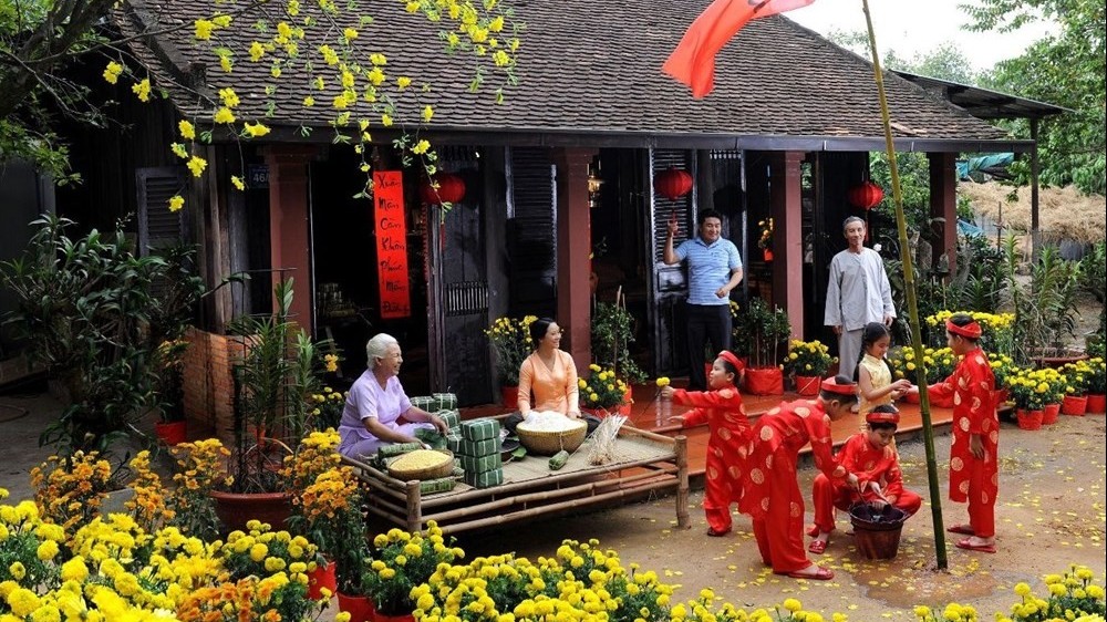 Vietnamese family tradition in Lunar New Year festival