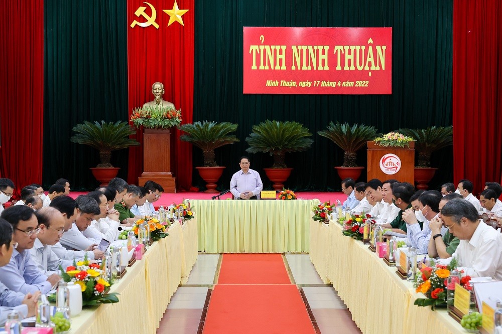 (04.17) PM Chinh talked with provincial officials of Ninh Thuan. (Photo: VGP/Nhat Bac)