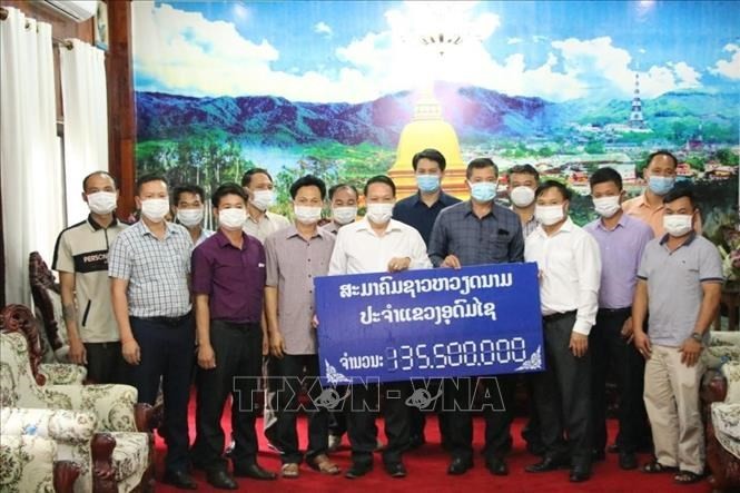 (05.01) The Vietnamese association in Laos’ Oudomsay province donate a total of 135 million LAK (14,363 USD) worth of COVID-19 relief supplies and cash on April 29 to help local authorities fight the COVID-19 pandemic. (Photo: VNA)
