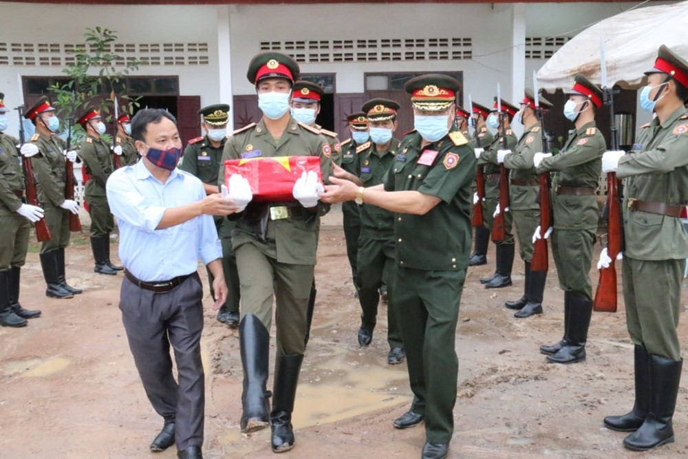 (05.01) The ceremony to hand over and repatriate Vietnamese martyrs' remains in Vientiane on April 29 (Photo: vov.vn)
