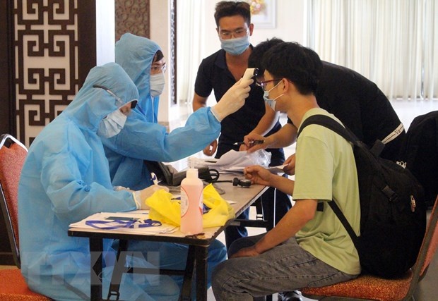(6.20) Foreign workers are examined and make health declarations before entering a quarantine facility (Photo: VNA) 0511 620 foreign workers are examined and make health declarations before entering a quarantine facility photo vna