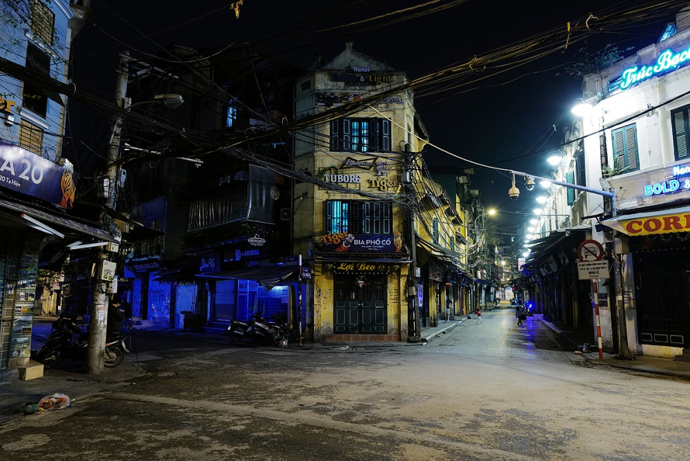 3445 630 ta hien hanois popular night beer street is deserted at 7 pm on april 13 2020 photo vnexpress