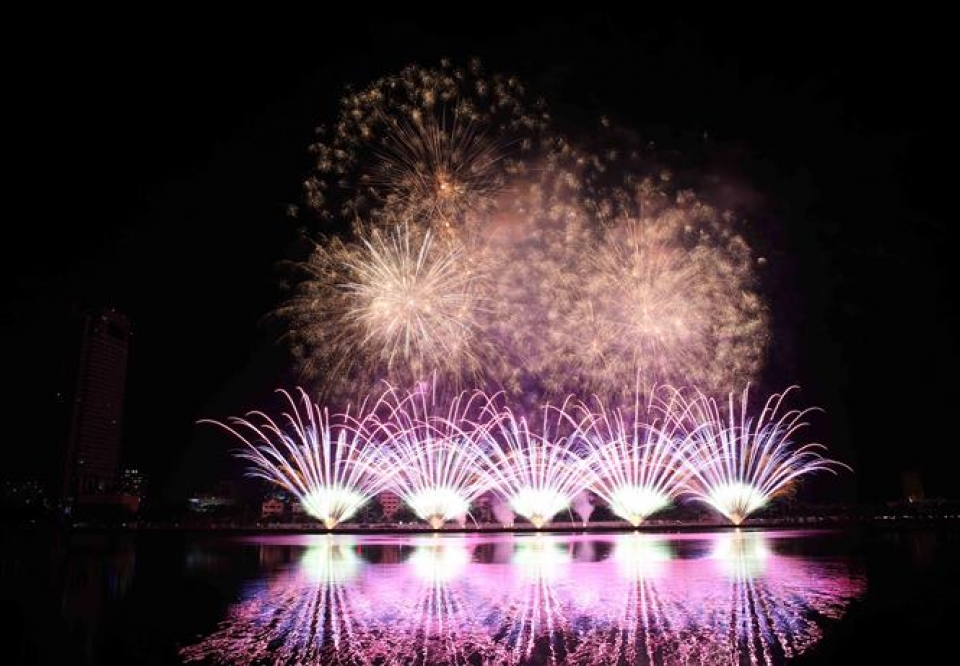 italy wins da nang international fireworks festival