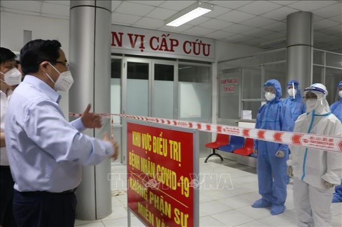 (7.11) Prime Minister Pham Minh Chinh visits COVID-19 treatment hospital No.2 in Long An's Tan Tru district (Photo: VNA)