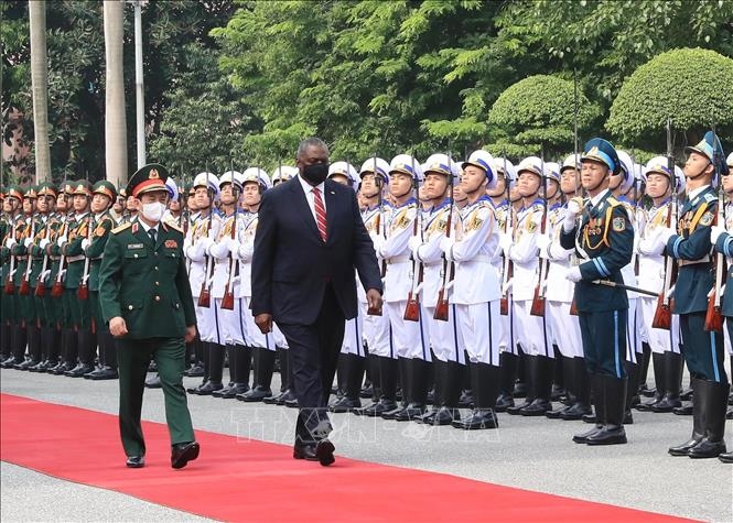 (07.29) Bộ trưởng Quốc phòng Mỹ Lloyd Austin cùng Bộ trưởng Quốc phòng Việt Nam, Đại tướng Phan Văn Giang, duyệt đội danh dự ngày 29/7. (Nguồn: TTXVN)