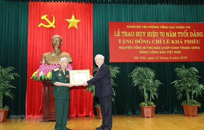 former leader le kha phieu receives 70 year party membership badge