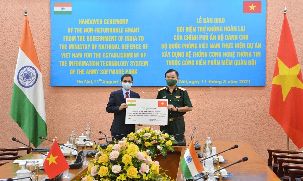 (08.11) Đại sứ Ấn Độ Pranay Verma đã trao tấm séc trị giá 1 triệu USD cho Thượng tướng Hoàng Xuân Chiến