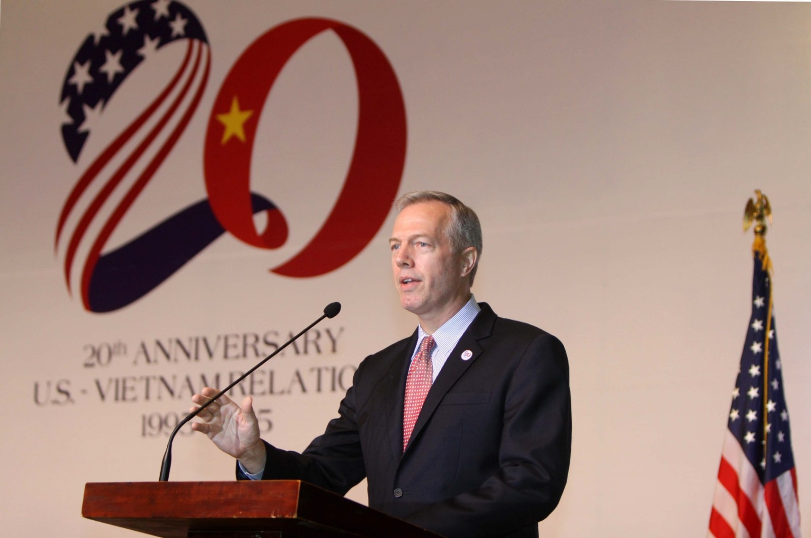 (08.21) Cựu Đại sứ Mỹ tại Việt Nam Ted Osius phát biểu nhân dịp kỷ niệm quốc khánh thứ 239 của nước Mỹ. (Nguồn: TTXVN)