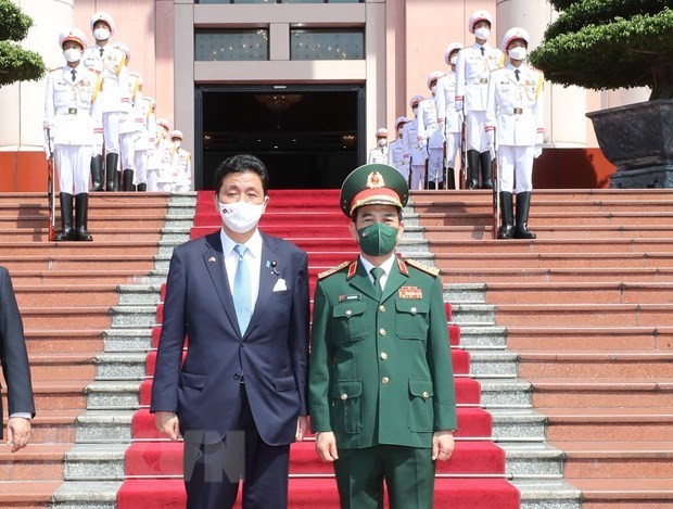 (09.12) Defence Minister General Phan Van Giang (R) welcomes Japanese Defence Minister Kishi Nobuo (Photo: VNA)