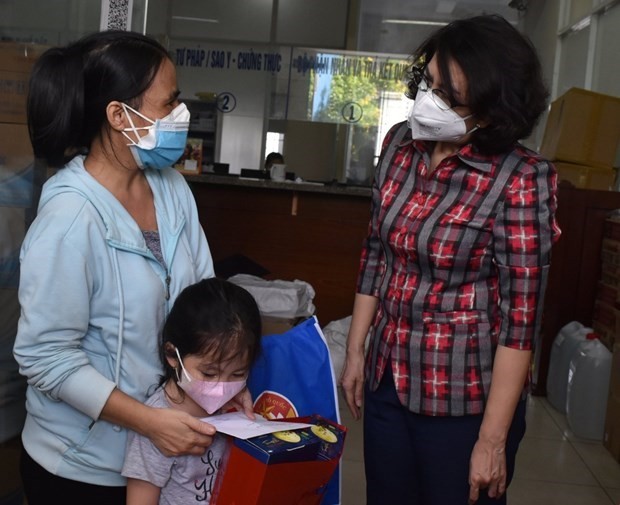 (09.26) Local authorities present aid to an orphan who lost her parents to the COVID-19 pandemic in Ho Chi Minh City. (Photo: VNA)