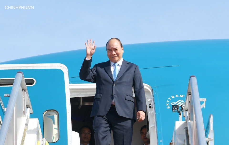 pm nguyen xuan phuc leaves for 26th apec economic leaders meeting