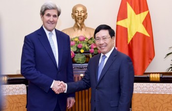 Deputy PM Pham Binh Minh receives John Kerry