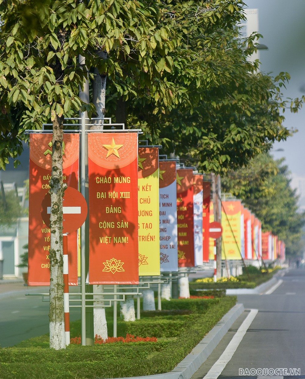 Ha Noi radiantly decorated to welcome upcoming National Party Congress