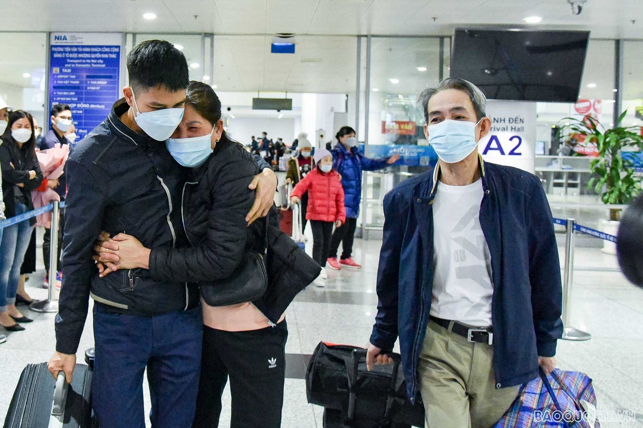 The touching reunion moments of Vietnamese in Ukraine returning from Poland