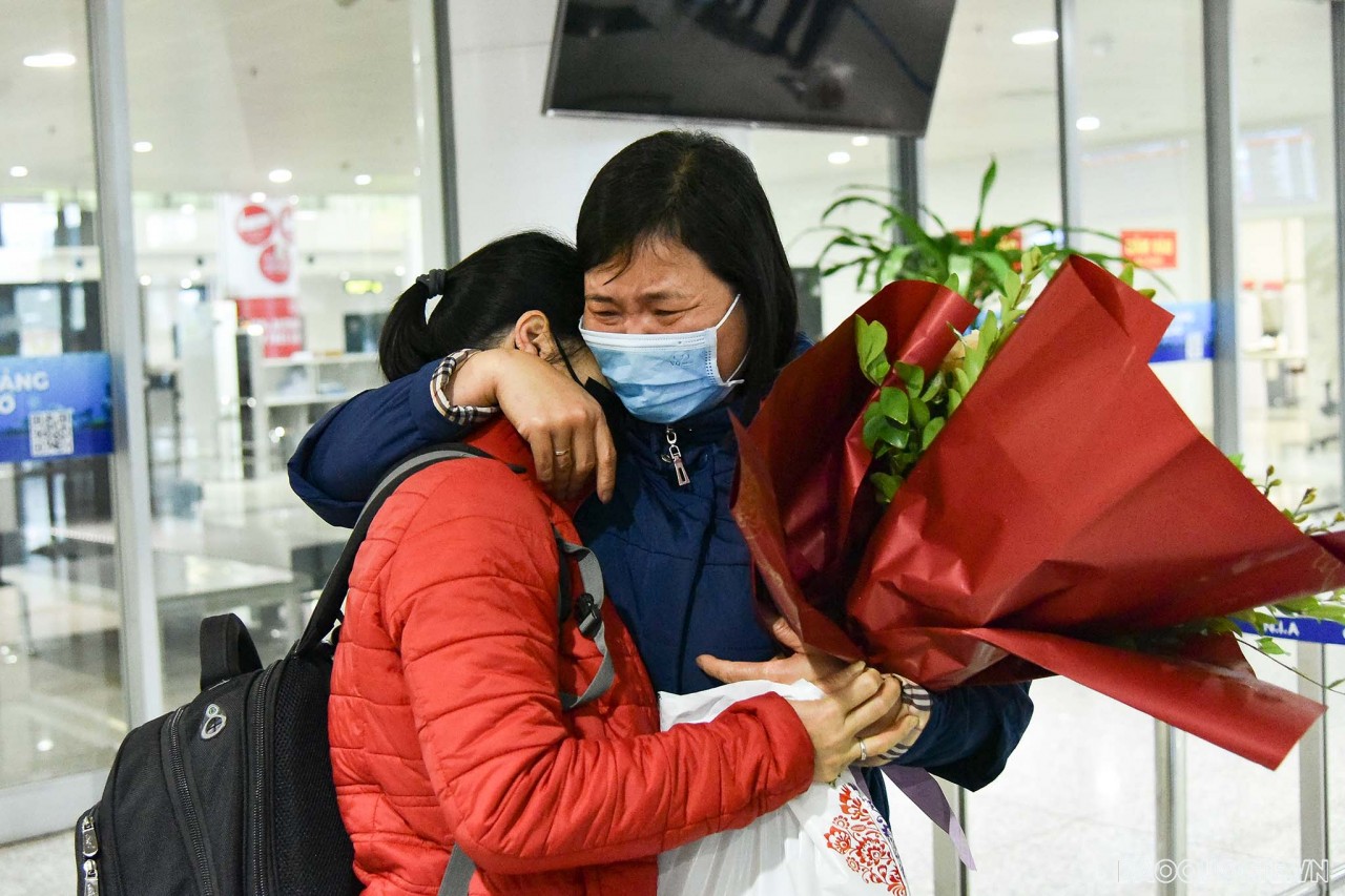 The touching reunion moments of Vietnamese in Ukraine returning from Poland