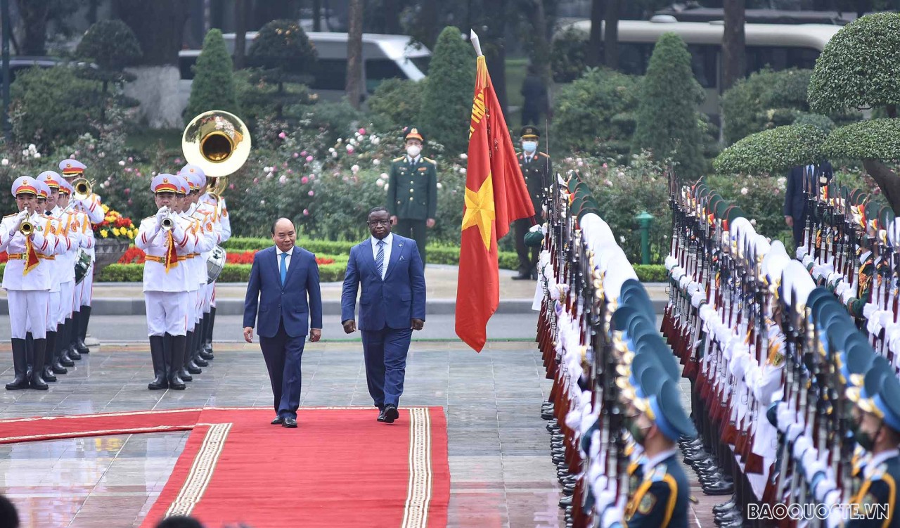 Welcome ceremony for Sierra Leone President in Ha Noi