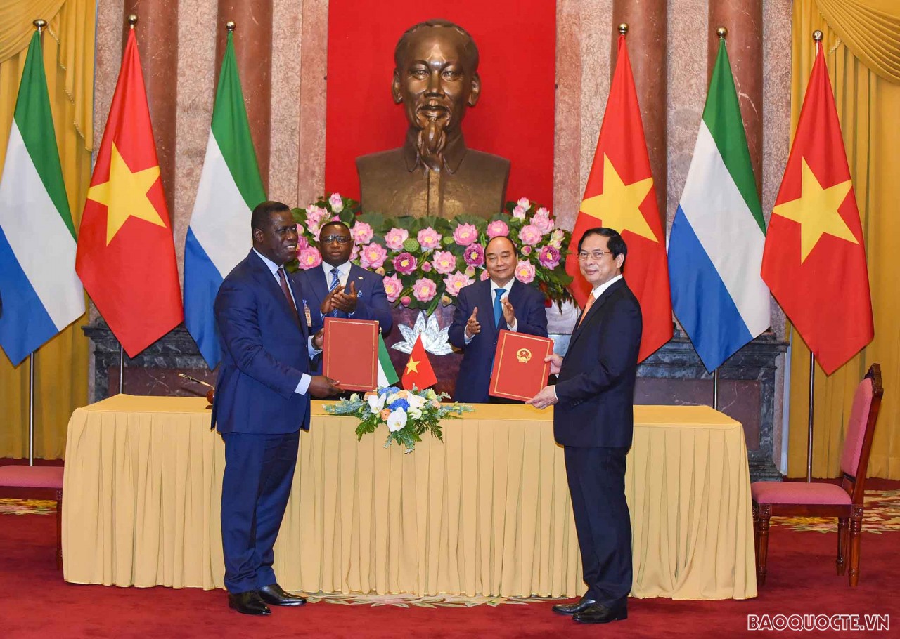 Sau lễ đón, Chủ tịch nước Nguyễn Xuân Phúc và Tổng thống Julius Maada Bio chứng kiến lễ ký kết một số văn kiện.