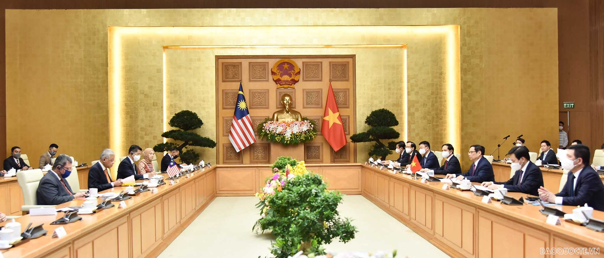 Sau lễ đón, hai Thủ tướng Phạm Minh Chính, Thủ tướng Malaysia Sabri bin Yaakob đã hội đàm trao đổi về các vấn đề quan tâm và chứng kiến ký kết văn kiện giữa hai nước.