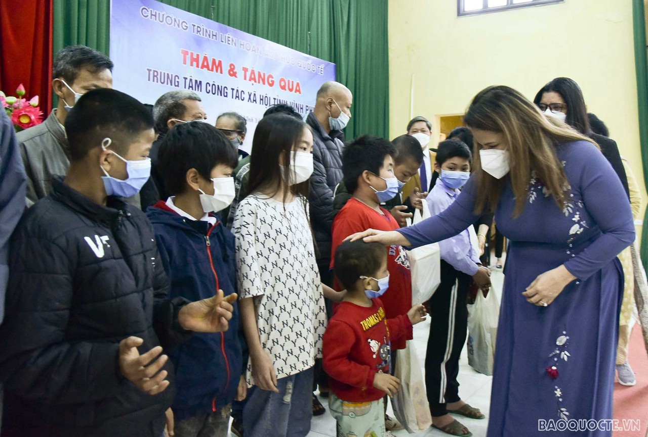 Đoàn Ngoại giao tại Việt Nam thăm Trung tâm công tác xã hội tỉnh Vĩnh Phúc