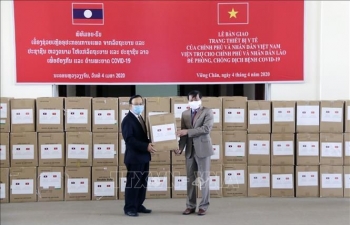 Vietnam hands over medical supplies to help Laos fight COVID-19
