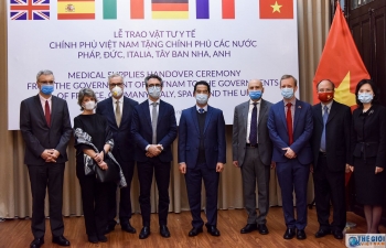 Vietnam presents antibacterial masks to European countries to help fight the COVID-19 pandemic