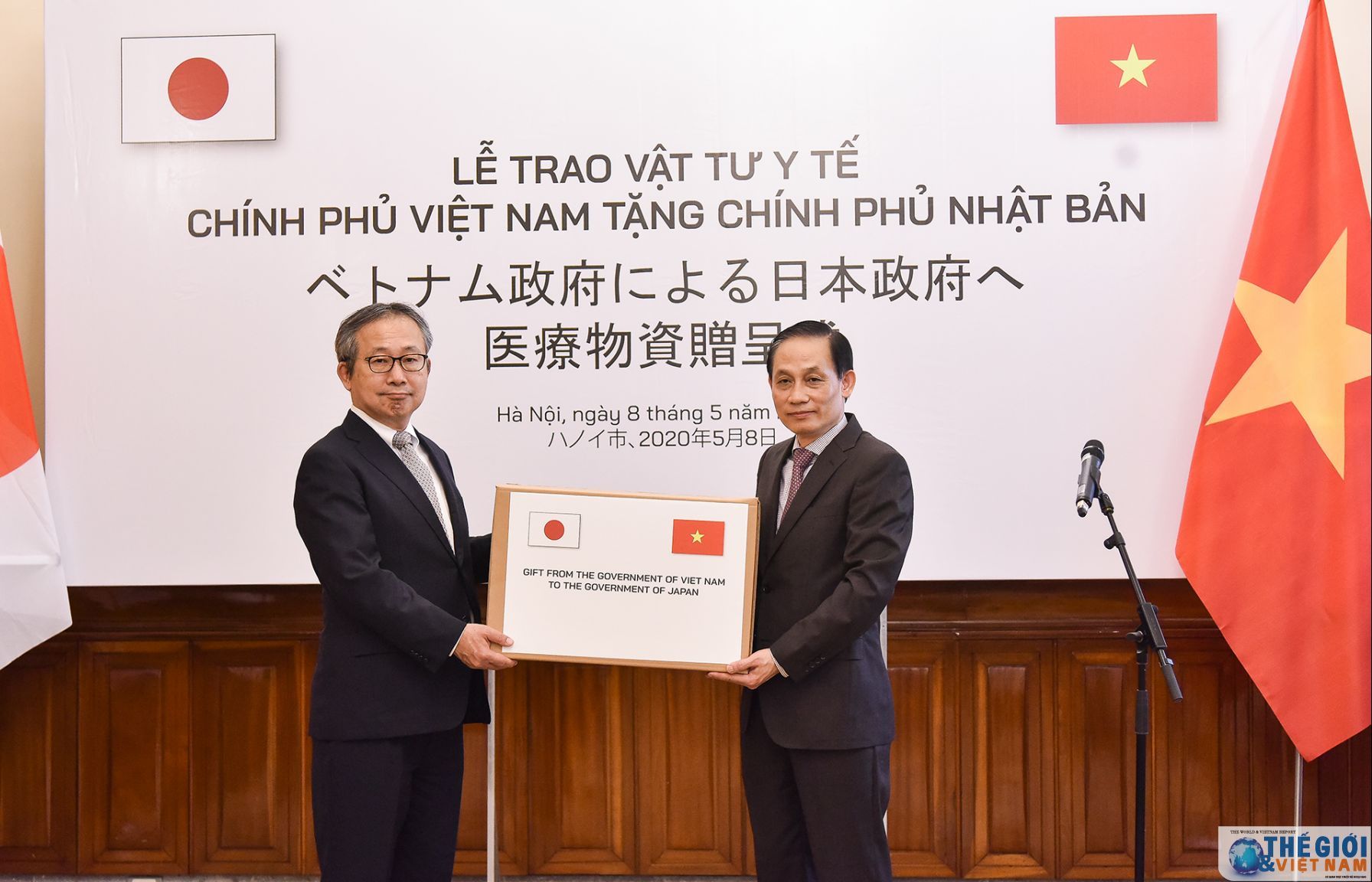 Vietnam presents 140,000 medical face masks to Japan to help fight COVID-19