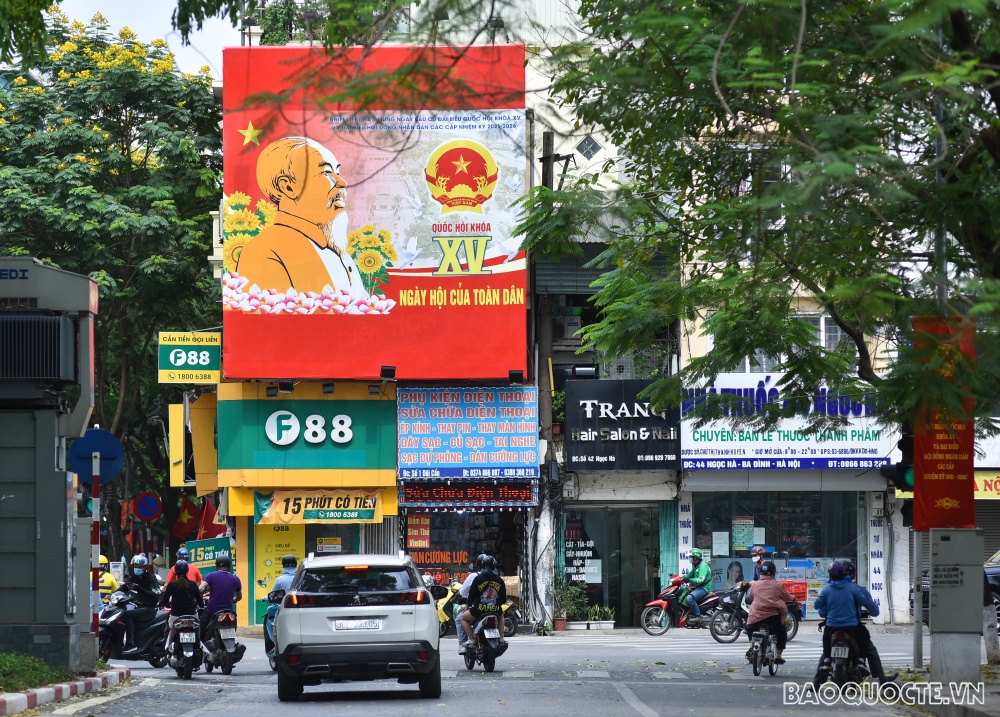 Tại nhiều tuyến phố của Hà Nội, nhiều tấm pano cỡ lớn được treo lên nhằm tuyên truyền trong người dân.