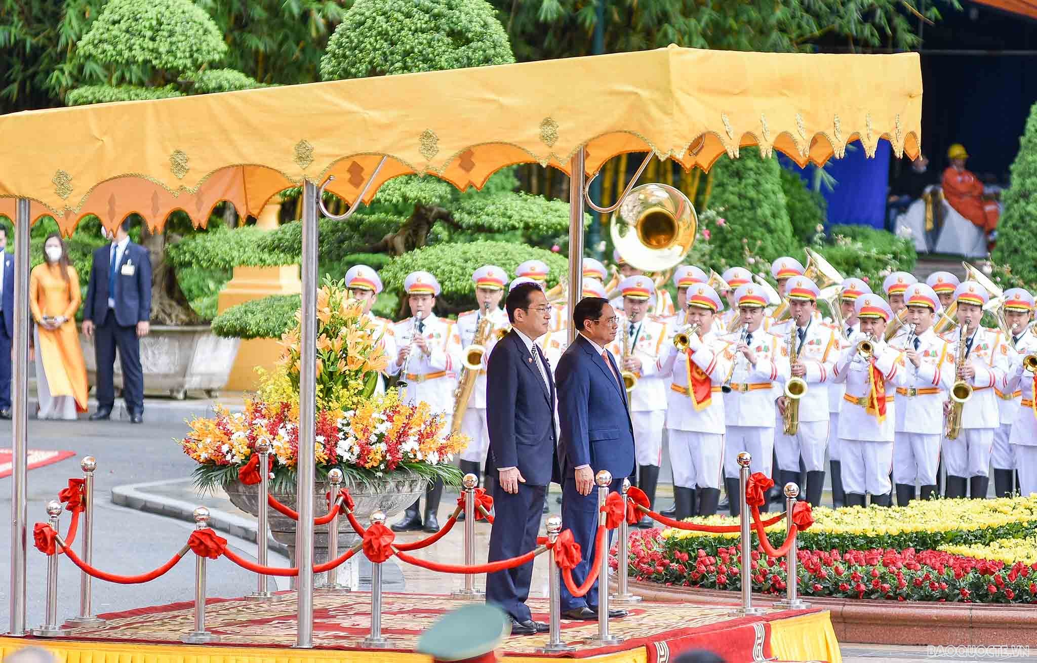 Official welcome ceremony for Japanese Prime Minister in Ha Noi