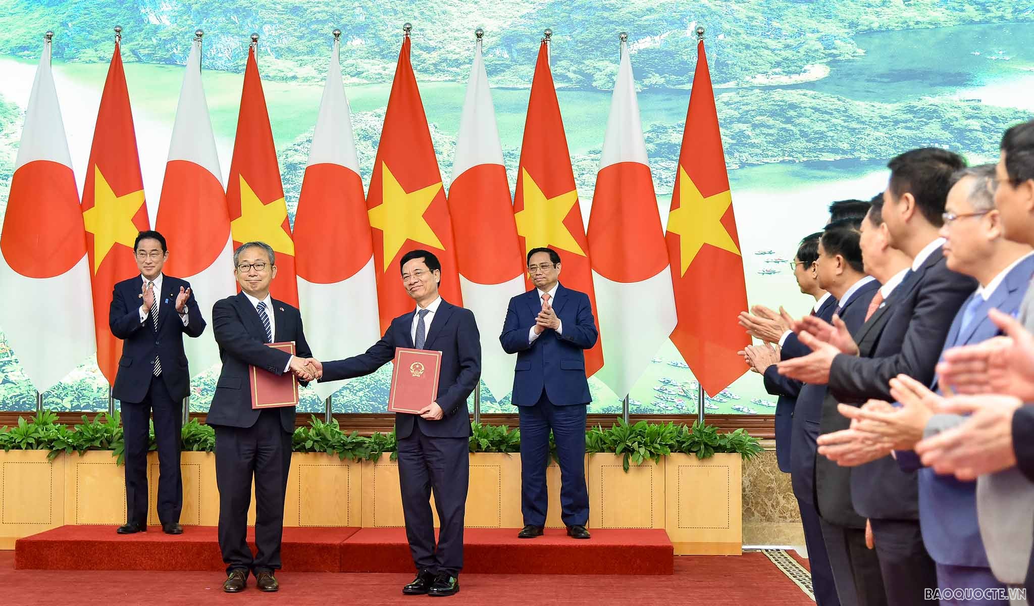 Vietnam, Japanese PMs met the press and witnessed the exchange of cooperation documents
