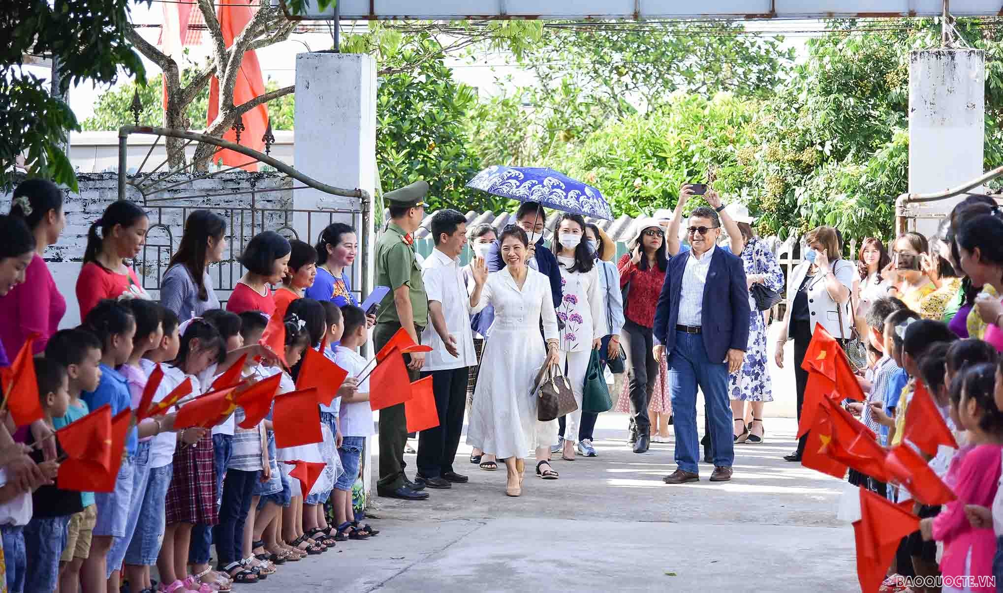 Presents worth 72 million VND given to teachers and students of Hai Duong's kindergarten
