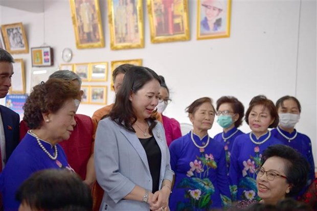 Vice President talks with teachers at Khanh An, a Vietnamese language school, in Udon Thani, Thailand. (Photo: VNA)