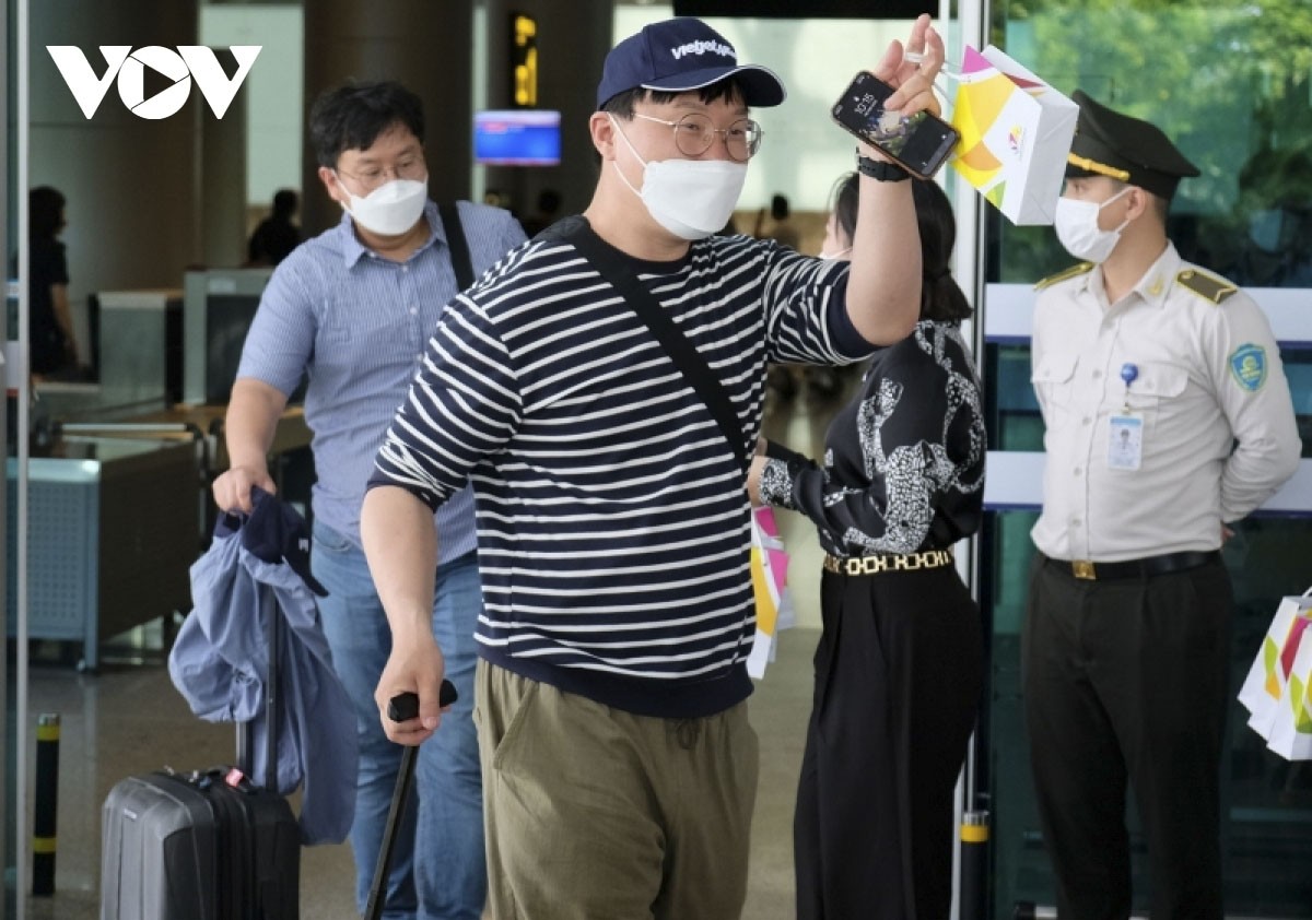 Da Nang welcomes Korean passengers on Korean Air flight at Da Nang International Airport