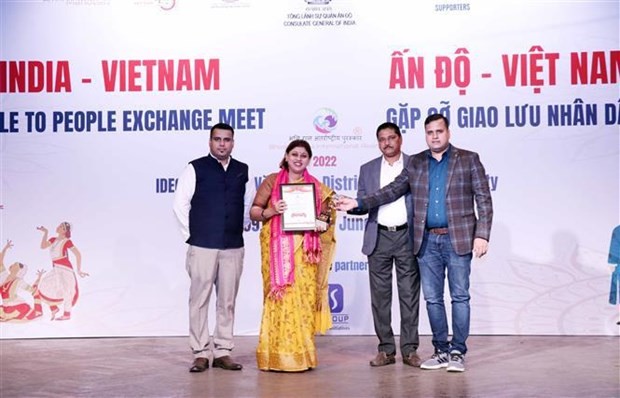 An Indian businesswoman receives BRIA 2022 Vietnam Award (Photo: VNA)