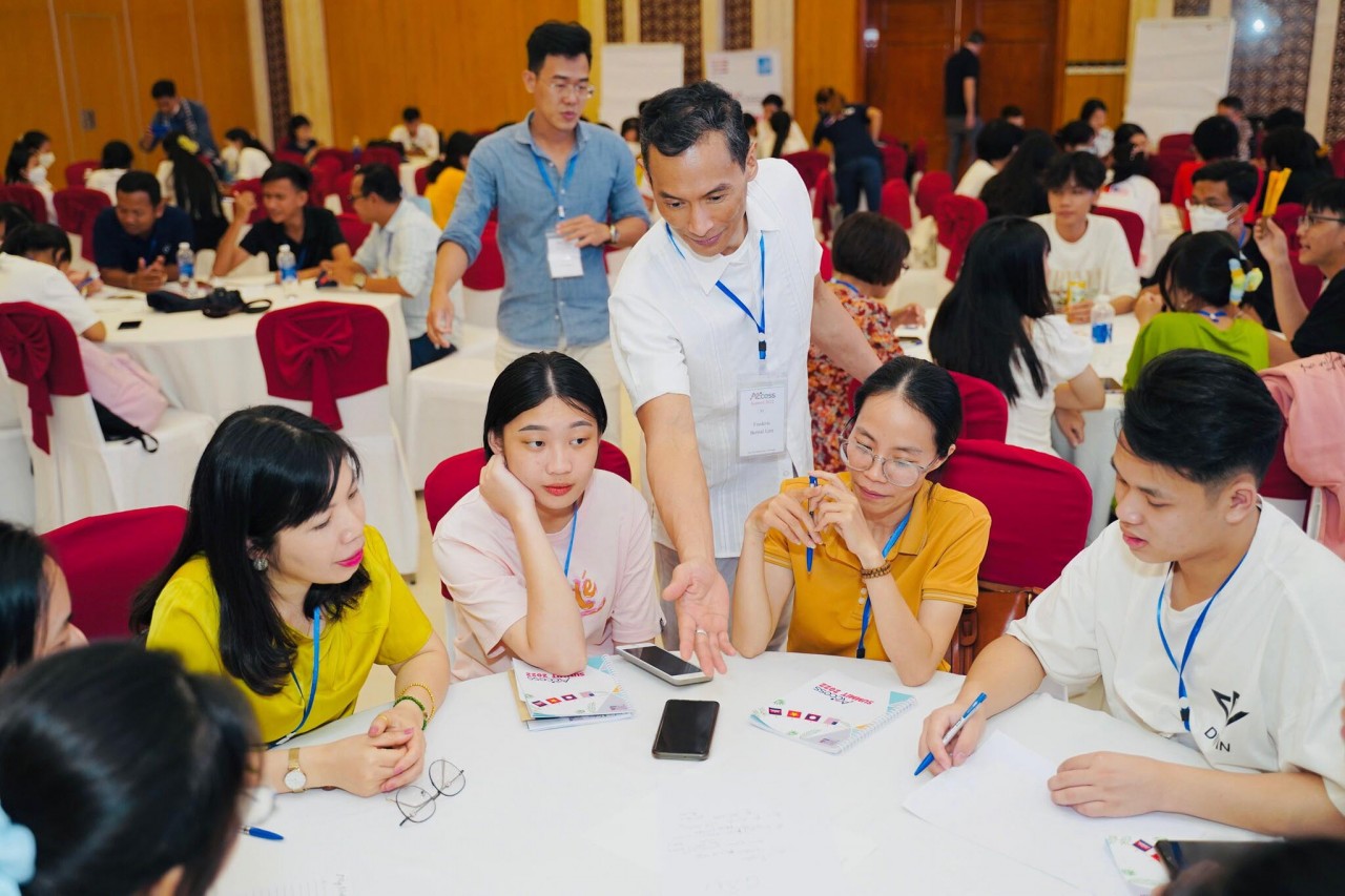 U.S. Embassy Hanoi connects Students and Teachers from Vietnam, Laos, and Cambodia through the Access Microscholarship Program . (Photo: U.S. Embassy Hanoi)