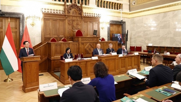 Vietnam-Hungary legislative conference talks legal framework for green development