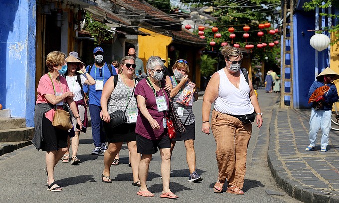 A group of foreign tourists visit Hoi An ancient town in central Vietnam, April 2022. Photo by VnExpress/Dac Thanh